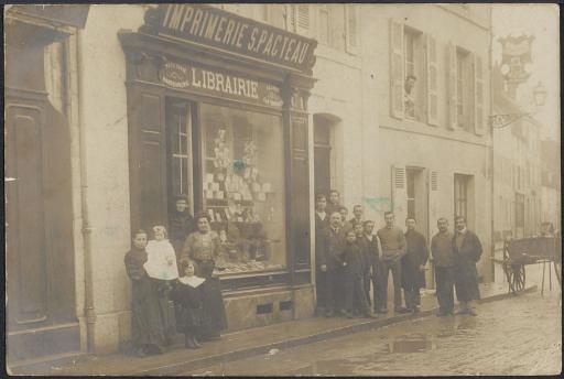 L'imprimerie-librairie sise au 43 rue de La Roche, tenue par Séraphin Pacteau posant avec sa famille et ses commis / Société Lumière phot.
